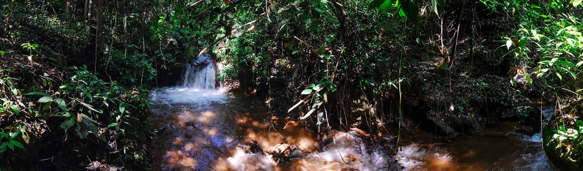 Kleiner Wasserfall im Mae Ho Fluss nahe der Taralod Höhle