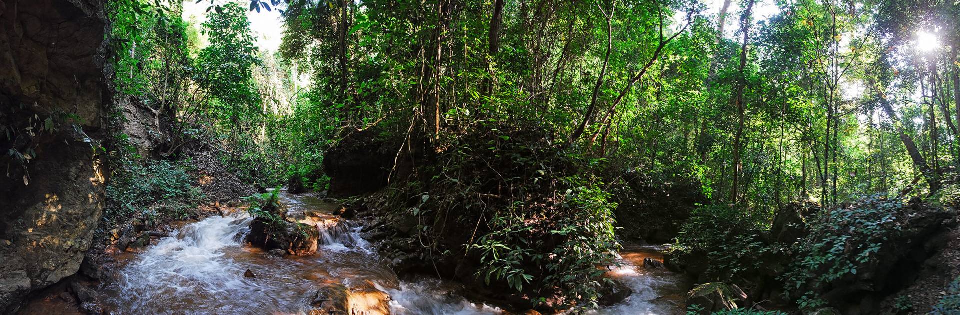 Flussaufwärts durch den Mae Ho zur Taralod Höhle